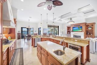 Opulent home with vast water view, pool and hot tub - 3
