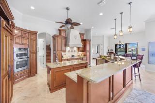 Opulent home with vast water view, pool and hot tub - 2