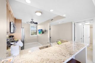 Alluring beachfront condo with pool and view of lagoon - 1