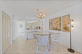 Condo overlooking Clam Bay with pool and beach access - 4