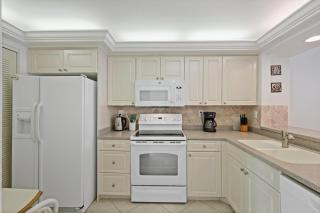 Condo overlooking Clam Bay with pool and beach access - 2