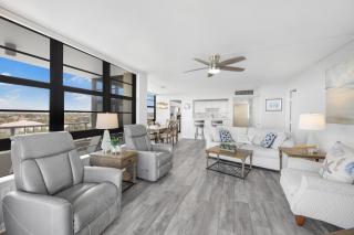 Corner beachfront condo with gym, pool and grills - 4