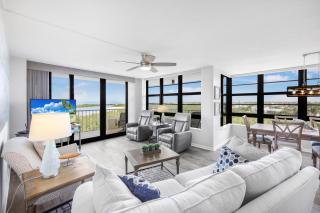 Corner beachfront condo with gym, pool and grills - 7