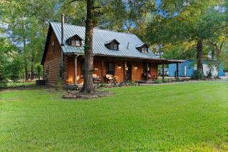 Lovely log home, w/Hot Tub, AC, trails on 4.3 acres - Montgomery - 7