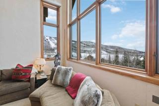 Highlands Lodge 401 by East West Hospitality - 6