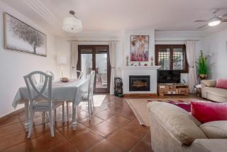 Stylish 3 bed house 2 bathrooms, with patio, roof terrace and communal pool 5 minutes away from the beautiful Spanish white village of Casares Pueblo and only 20 mins from the sea - Casares - 2