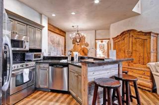 Highlands Lodge 405 by East West Hospitality - 3
