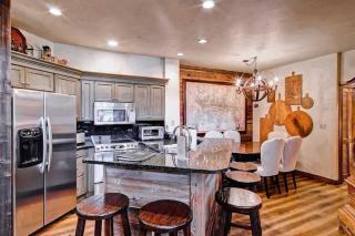 Highlands Lodge 405 by East West Hospitality - 4