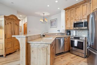 Highlands Lodge 406 by East West Hospitality - 6