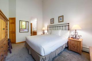 Highlands Lodge 406 by East West Hospitality - 1