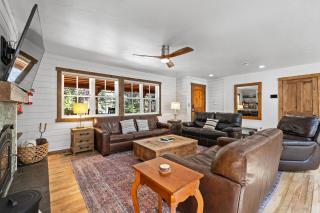 New! Rustic Retreat - Near downtown, parks & hospital - Hot tub - 5 bd - McCall - 3