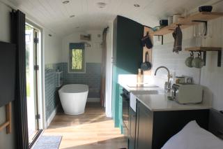 Luxury Shepherds hut - The Foxglove by the Lake - 9