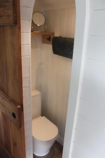 Luxury Shepherds hut - The Foxglove by the Lake - 1