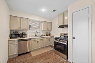 Cozy and Stylish 3-Bedroom Sanctuary - Seabrook - 4