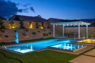 Chilled Salt Pool Luxury Firepit Mini Golfing - 3