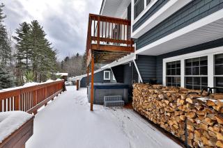 Bigelow Chalet at Killington: 8BR/4.5 BA Pet Friendly Home w/ Hot Tub, Fireplace, Walk to Shuttle - Killington - 2
