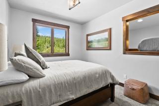 Snow Ghost Den True Ski in Ski out sleeps 9 people 3 Bed 2 and a half bathrooms Home with private hot tub - Whitefish - 1