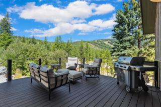Snow Ghost Den True Ski in Ski out sleeps 9 people 3 Bed 2 and a half bathrooms Home with private hot tub - Whitefish - 3