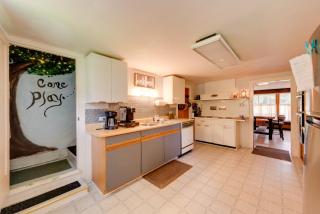 Pet-Friendly Home with Game Room in Hillsgrove! - Hillsgrove - 4