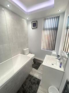 Lovely 4 bedroom, 2 bathroom house near city centre - Roundhay - 2