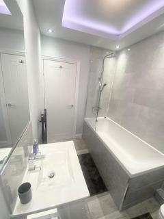 Lovely 4 bedroom, 2 bathroom house near city centre - 1