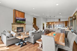 Snow Ghost Den True Ski in Ski out sleeps 9 people 3 Bed 2 and a half bathrooms Home with private hot tub - Whitefish - 0