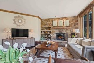 Highlands Slopeside 212 by East West Hospitality - 4