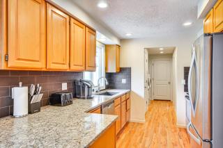 Milwaukie Home with Outdoor Dining Space - Milwaukie - 3