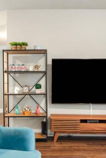 The Flamingo 103 l Pool l Sleeps 5 l 65 Smart TV - Austin - 3