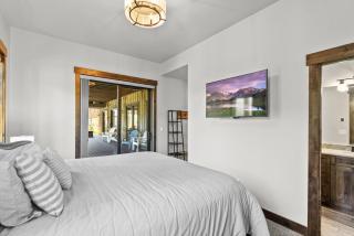 Snowghost Chalet Ultimate Luxury Ski In Ski Out 5BD 55BA with Hot Tubs Steam Room and Game Room - Whitefish - 7