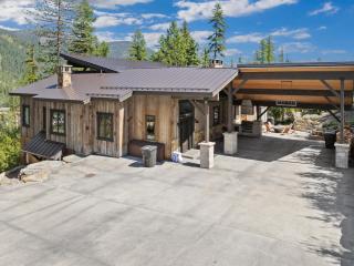 Snow Ghost Chalet The Ultimate Luxury Ski-in/Ski-out Home 5BD, 5.5BA 2 Hot Tubs, Steam Room, Game Room - Whitefish - 4