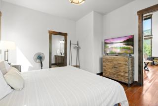 Snowghost Chalet Ultimate Luxury Ski In Ski Out 5BD 55BA with Hot Tubs Steam Room and Game Room - Whitefish - 1