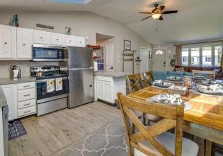 Sunset Dip-Poconos Home Near Lake with Hot Tub & Pool - Tobyhanna - 7