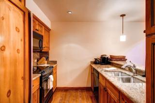 Kiva 430 by East West Hospitality - 5