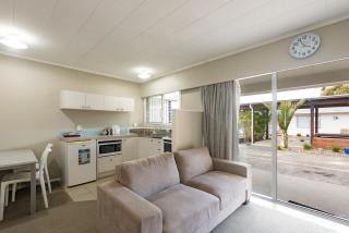 Averill Court Motel - 5