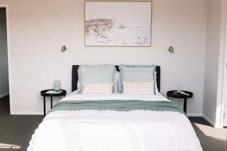 Sandbar Views Beachside Retreat - 100m from the Beach & Pets Welcome - Papamoa - 2