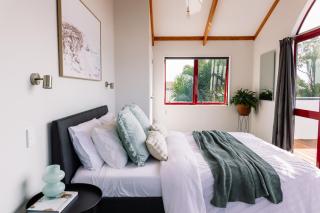 Sandbar Views Beachside Retreat - 100m from the Beach & Pets Welcome - Papamoa - 4