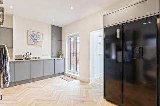 Elegant 3 Bedroom 2 Bathroom House - Sleeps up to 7 - Free Parking, Fast Wifi and Smart TV - Perfect for Contractors and Groups - by Yoko Property - 4