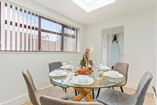Elegant 3 Bedroom 2 Bathroom House - Sleeps up to 7 - Free Parking, Fast Wifi and Smart TV - Perfect for Contractors and Groups - by Yoko Property - Wigan - 1