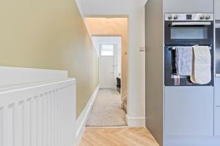Elegant 3 Bedroom 2 Bathroom House - Sleeps up to 7 - Free Parking, Fast Wifi and Smart TV - Perfect for Contractors and Groups - by Yoko Property - Wigan - 2