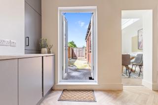 Elegant 3 Bedroom 2 Bathroom House - Sleeps up to 7 - Free Parking, Fast Wifi and Smart TV - Perfect for Contractors and Groups - by Yoko Property - Wigan - 3