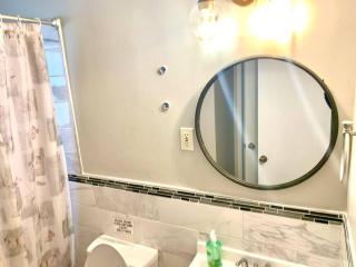 Blue Oval -King bed-2bedrooms 1,5 bath - Memphis - 1