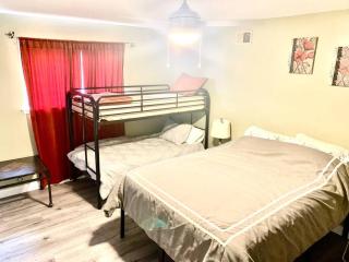 Blue Oval -King bed-2bedrooms 1,5 bath - Memphis - 2