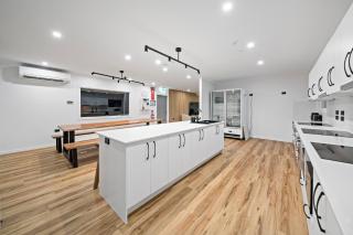 The Pier Pods on the water- 50m from Townsville bus terminal and ferry terminal- Passport ID requried - Townsville - 3
