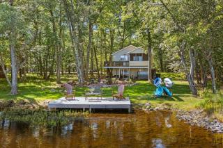 Lake Daze by AvantStay Lakefront w Modern Interior Enclosed Porch Hot Tub - Long Pond - 9