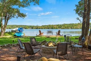 Lake Daze by AvantStay Lakefront w Modern Interior Enclosed Porch Hot Tub - Long Pond - 0