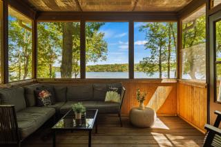 Lake Daze by AvantStay Lakefront w Modern Interior Enclosed Porch Hot Tub - Long Pond - 7