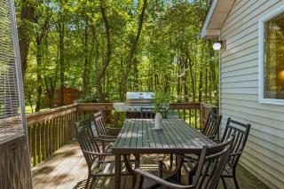 Lake Daze by AvantStay Lakefront w Modern Interior Enclosed Porch Hot Tub - Long Pond - 5
