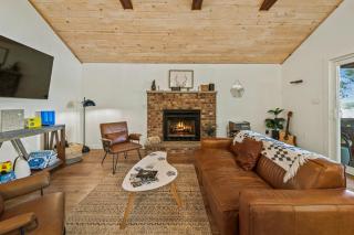 Lake Daze by AvantStay Lakefront w Modern Interior Enclosed Porch Hot Tub - Long Pond - 4