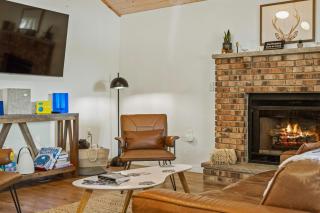 Lake Daze by AvantStay Lakefront w Modern Interior Enclosed Porch Hot Tub - Long Pond - 2